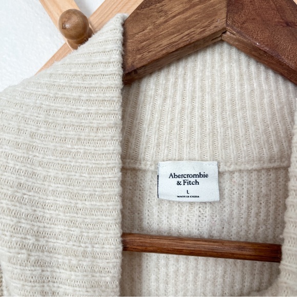 Abercrombie and Fitch Chunky Cream Sweater Size Large - Picture 3 of 3